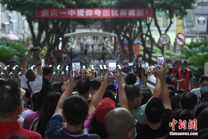 資料圖:2020年7月7日,重慶市第一中學校考點,家長迎接孩子。 <a target='_blank' href='http://www.chinanews.com/'><p align=